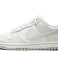 La Nike Dunk Low Next Nature White Mint presenta una tomaia in pelle riciclata bianca con inserti in pelle screpolata verde pastello. Una perfetta combinazione di stile e eco-responsabilità, questa nuova Dunk Low darà un tocco di freschezza al vostro look quest'estate.