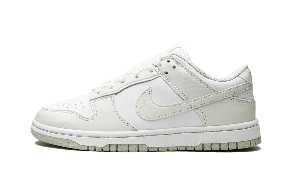 La Nike Dunk Low Next Nature White Mint presenta una tomaia in pelle riciclata bianca con inserti in pelle screpolata verde pastello. Una perfetta combinazione di stile e eco-responsabilità, questa nuova Dunk Low darà un tocco di freschezza al vostro look quest'estate.