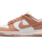 La Nike Dunk Low Rose Whisper presenta una tomaia in pelle bianca con sovrapposizioni di pelle rosa pesca. I lacci abbinati siedono su una lingua bianca che contrasta con i marchi come lo swoosh laterale. Una suola bianca con una suola rosa esalta il look retrò del design di Peter Moore.