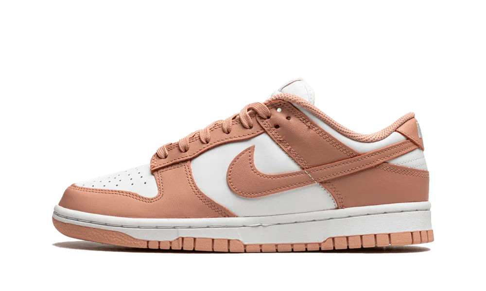 La Nike Dunk Low Rose Whisper presenta una tomaia in pelle bianca con sovrapposizioni di pelle rosa pesca. I lacci abbinati siedono su una lingua bianca che contrasta con i marchi come lo swoosh laterale. Una suola bianca con una suola rosa esalta il look retrò del design di Peter Moore.