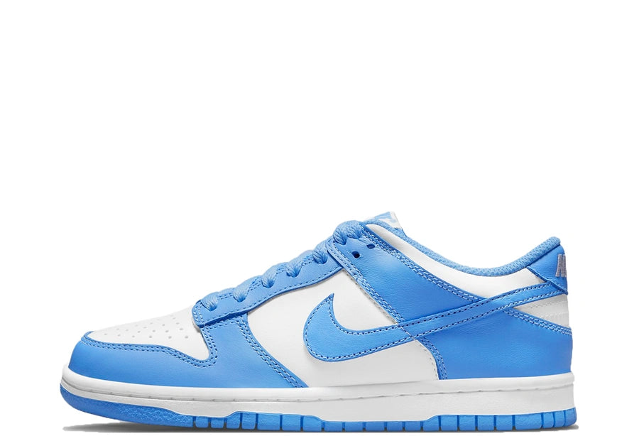 Le Nike Dunk Low UNC fanno l'occhiolino ai colori della University of North Caroline Tar Heels: la tomaia è in pelle bianca con inserti e Swoosh University Blue. A completare il capolavoro c'è l'etichetta Nike bianca e University Blue tessuta sulla linguett