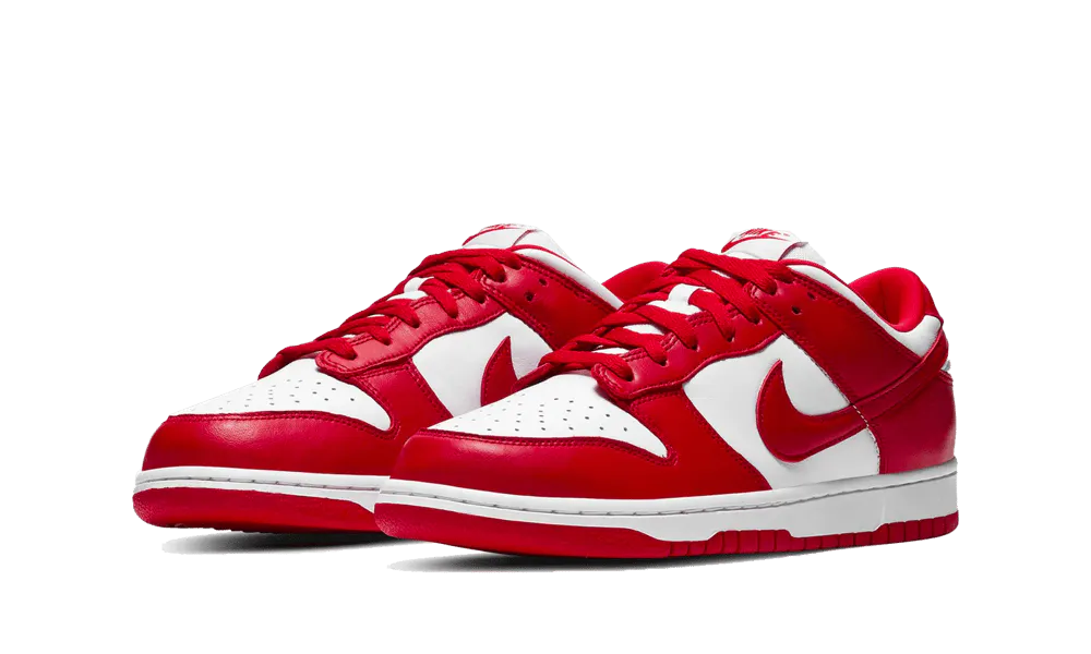 Nike festeggia il 35° anniversario delle Nike Dunk con questo paio di Nike Dunk Low SP White University Red. Le Nike Dunk debuttano come parte del Nike College Color 1985, che includeva sneakers nei colori accademici di 12 noti programmi di basket, consentendo ai tifosi di supportare le loro squadre preferite indossandone i colori dalla testa ai piedi. La colorway University Red è stata tra le prime tonalità collegiali lanciate da Nike, aprendo la strada all'uso del colore sulle scarpe da b