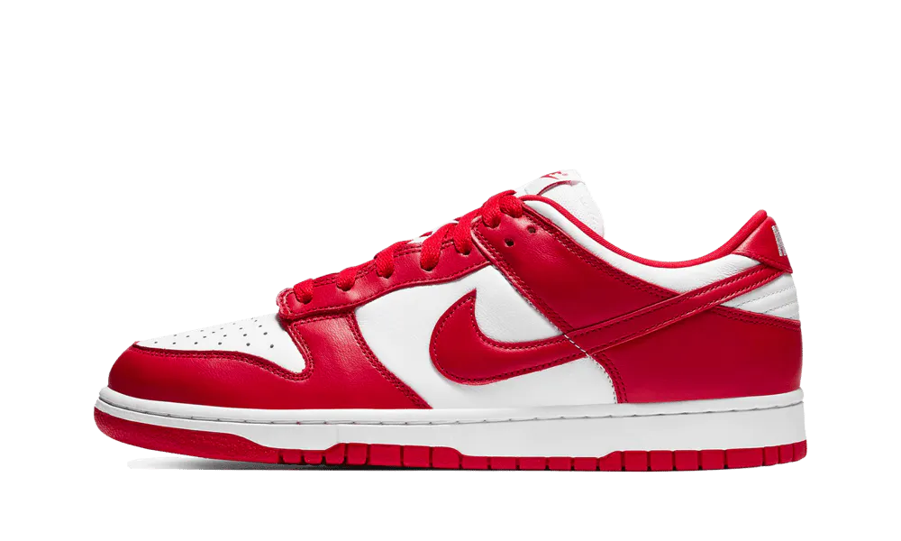 Nike festeggia il 35° anniversario delle Nike Dunk con questo paio di Nike Dunk Low SP White University Red. Le Nike Dunk debuttano come parte del Nike College Color 1985, che includeva sneakers nei colori accademici di 12 noti programmi di basket, consentendo ai tifosi di supportare le loro squadre preferite indossandone i colori dalla testa ai piedi. La colorway University Red è stata tra le prime tonalità collegiali lanciate da Nike, aprendo la strada all'uso del colore sulle scarpe da b