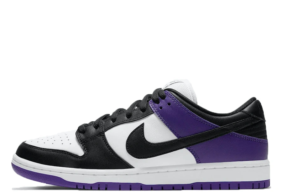 Nike SB presenta un paio di Dunk pulite con la colorazione "Court Purple". La base della tomaia in pelle premium è bianca, con rivestimenti neri sulla punta e sugli occhielli e pelle viola sul tallone. Gli Swoosh del profilo sono neri, con marchio SB sulla linguetta imbottita. L'ammortizzazione Zoom Air è racchiusa nell'intersuola bianca per maggiore comfort e prestazioni sullo skate, con una suola in gomma viola sotto.