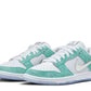 La Nike SB x April Skateboards Dunk Low è disponibile con tomaia bianca con pelle sulla punta e mesh che costituisce il resto della base. Rivestimenti in pelle scamosciata verde menta ricoprono la tomaia, con il marchio April sul pannello del tallone e Swoosh argento metallizzato sui lati. L'intersuola bianca è dotata di ammortizzazione Zoom Air, con una grafica a rosa cromata che si trova nella suola in gomma traslucida.