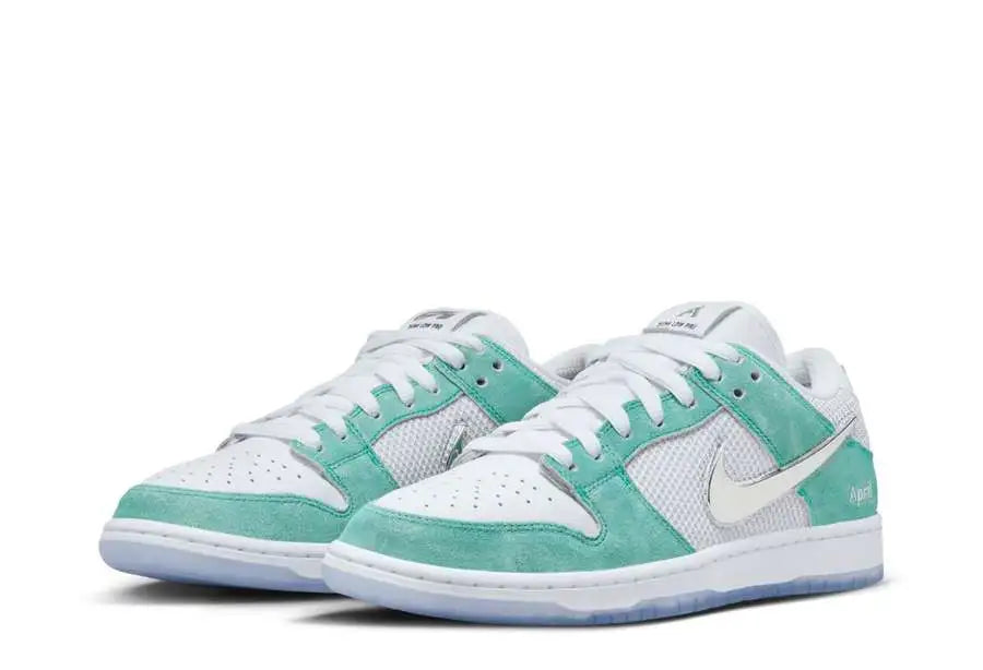 La Nike SB x April Skateboards Dunk Low è disponibile con tomaia bianca con pelle sulla punta e mesh che costituisce il resto della base. Rivestimenti in pelle scamosciata verde menta ricoprono la tomaia, con il marchio April sul pannello del tallone e Swoosh argento metallizzato sui lati. L'intersuola bianca è dotata di ammortizzazione Zoom Air, con una grafica a rosa cromata che si trova nella suola in gomma traslucida.