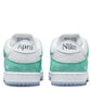 La Nike SB x April Skateboards Dunk Low è disponibile con tomaia bianca con pelle sulla punta e mesh che costituisce il resto della base. Rivestimenti in pelle scamosciata verde menta ricoprono la tomaia, con il marchio April sul pannello del tallone e Swoosh argento metallizzato sui lati. L'intersuola bianca è dotata di ammortizzazione Zoom Air, con una grafica a rosa cromata che si trova nella suola in gomma traslucida.