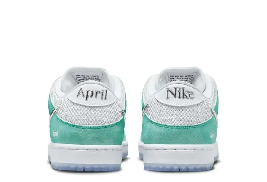 La Nike SB x April Skateboards Dunk Low è disponibile con tomaia bianca con pelle sulla punta e mesh che costituisce il resto della base. Rivestimenti in pelle scamosciata verde menta ricoprono la tomaia, con il marchio April sul pannello del tallone e Swoosh argento metallizzato sui lati. L'intersuola bianca è dotata di ammortizzazione Zoom Air, con una grafica a rosa cromata che si trova nella suola in gomma traslucida.