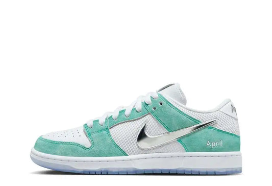 La Nike SB x April Skateboards Dunk Low è disponibile con tomaia bianca con pelle sulla punta e mesh che costituisce il resto della base. Rivestimenti in pelle scamosciata verde menta ricoprono la tomaia, con il marchio April sul pannello del tallone e Swoosh argento metallizzato sui lati. L'intersuola bianca è dotata di ammortizzazione Zoom Air, con una grafica a rosa cromata che si trova nella suola in gomma traslucida.