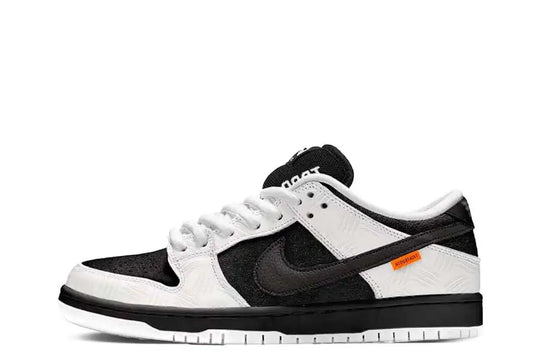 Nike SB collabora con l'etichetta giapponese TIGHTBOOTH su queste audaci Dunk Low in bianco e nero. La base della tomaia è in pelle scamosciata nera di prima qualità, con un motivo a griglia in rilievo sui rivestimenti in pelle bianca. Le etichette TIGHTBOOTH pendono dagli Swoosh dal profilo riflettente, con un grande marchio grafico sulla linguetta e sulle solette. Questa solida collaborazione con SB è completata da un'intersuola Zoom Air nera e una suola in gomma bianca