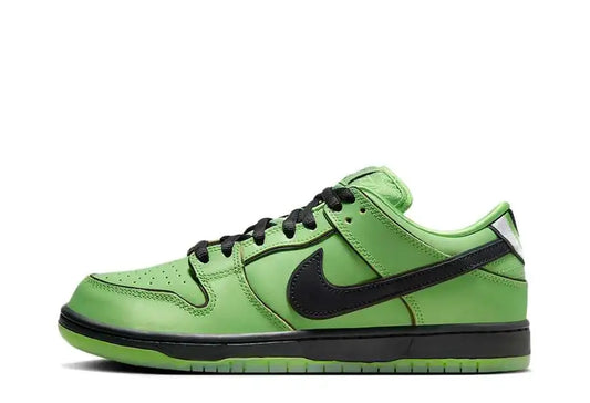 Nike SB rende omaggio al classico cartone animato delle Superchicche con queste Dunk Lows. Questa colorazione verde si ispira all'outfit di Buttercup, con spessi contorni da cartone animato su ciascun pannello della tomaia. Swoosh neri sui lati, con gli occhi di Buttercup ricamati sui talloni. L'intersuola Zoom Air è disponibile in nero, con una suola verde traslucida sotto.