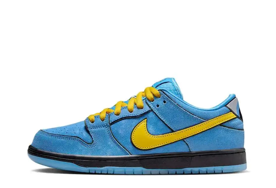 Queste Nike SB Dunk Low sono un omaggio al classico cartone animato delle Superchicche. Questa colorazione azzurra si ispira all'uniforme di Bubble, con spessi contorni di cartoni animati su ogni pannello. Swoosh gialli sui lati, con gli occhi di Bubble ricamati sui talloni. L'intersuola Zoom Air è disponibile in nero, con una suola blu traslucida sotto.