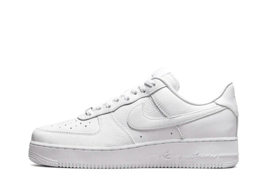 Drake celebra il suo sesto album in studio con la Nike x NOCTA Air Force 1 Low 'Certified Lover Boy'. Questa AF1 è disponibile nel classico look triplo bianco, realizzato con una tomaia in pelle martellata. La maggior parte dei dettagli rimane la stessa con gli Swoosh Nike sui lati e i deubré AF1, con l'aggiunta del marchio NOCTA sul tallone sinistro.