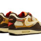 La Nike Air Max 1 Travis Scott Cactus Jack Baroque Brown presenta una base in mesh beige con inserti in pelle scamosciata marrone chiaro e scuro. Lo Swoosh invertito, che è diventato una firma della collaborazione tra Nike e Cactus Jack collaborazione, presenta una texture rettile in un beige angosciato. Ci sono tocchi colorati sul retro su una cinghia da arrampicata e sui lacci da trekking. Infine, un marchio Cactus Jack appare sul tallone e sulla linguetta.