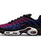 Scopri la grinta dei Culers del Món. Disegnata in collaborazione con Patta, questa Air Max Plus porta avanti la collaborazione di lunga data tra l'iconica etichetta visionaria di Amsterdam e l'FC Barcelona. Una morbida sfumatura in Deep Royal Blue e Noble Red ricopre la tomaia e il piatto suola nell'area mediale, per trasmetterti la passione per i blaugrana. Lo stemma del Barça impreziosisce le placchette in edizione speciale, mentre le punte dei lacci richiamano le strisce della Senyera. 