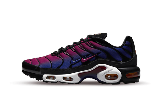 Scopri la grinta dei Culers del Món. Disegnata in collaborazione con Patta, questa Air Max Plus porta avanti la collaborazione di lunga data tra l'iconica etichetta visionaria di Amsterdam e l'FC Barcelona. Una morbida sfumatura in Deep Royal Blue e Noble Red ricopre la tomaia e il piatto suola nell'area mediale, per trasmetterti la passione per i blaugrana. Lo stemma del Barça impreziosisce le placchette in edizione speciale, mentre le punte dei lacci richiamano le strisce della Senyera. 