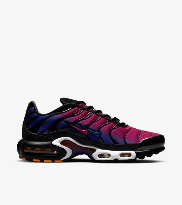 Scopri la grinta dei Culers del Món. Disegnata in collaborazione con Patta, questa Air Max Plus porta avanti la collaborazione di lunga data tra l'iconica etichetta visionaria di Amsterdam e l'FC Barcelona. Una morbida sfumatura in Deep Royal Blue e Noble Red ricopre la tomaia e il piatto suola nell'area mediale, per trasmetterti la passione per i blaugrana. Lo stemma del Barça impreziosisce le placchette in edizione speciale, mentre le punte dei lacci richiamano le strisce della Senyera. 