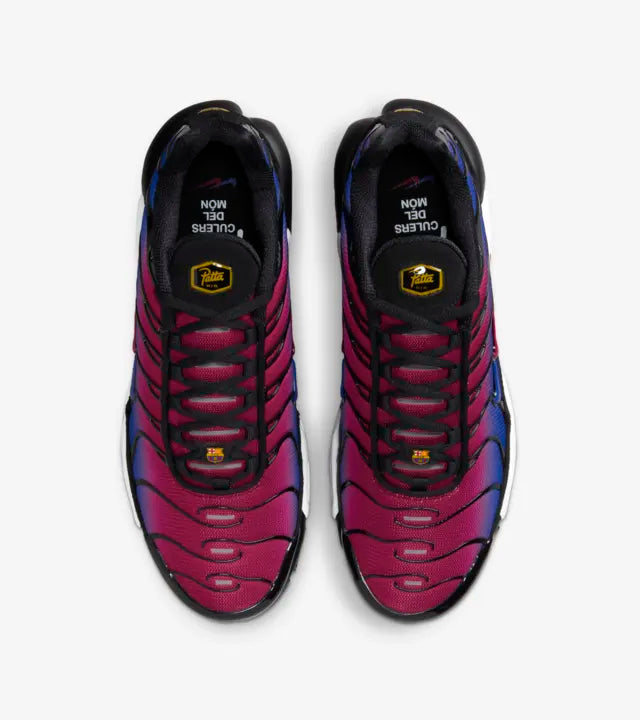 Scopri la grinta dei Culers del Món. Disegnata in collaborazione con Patta, questa Air Max Plus porta avanti la collaborazione di lunga data tra l'iconica etichetta visionaria di Amsterdam e l'FC Barcelona. Una morbida sfumatura in Deep Royal Blue e Noble Red ricopre la tomaia e il piatto suola nell'area mediale, per trasmetterti la passione per i blaugrana. Lo stemma del Barça impreziosisce le placchette in edizione speciale, mentre le punte dei lacci richiamano le strisce della Senyera. 