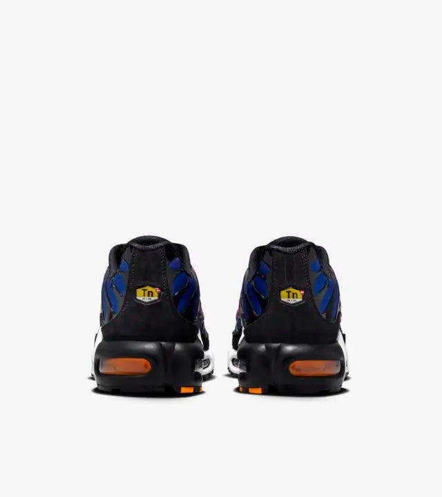 Scopri la grinta dei Culers del Món. Disegnata in collaborazione con Patta, questa Air Max Plus porta avanti la collaborazione di lunga data tra l'iconica etichetta visionaria di Amsterdam e l'FC Barcelona. Una morbida sfumatura in Deep Royal Blue e Noble Red ricopre la tomaia e il piatto suola nell'area mediale, per trasmetterti la passione per i blaugrana. Lo stemma del Barça impreziosisce le placchette in edizione speciale, mentre le punte dei lacci richiamano le strisce della Senyera. 