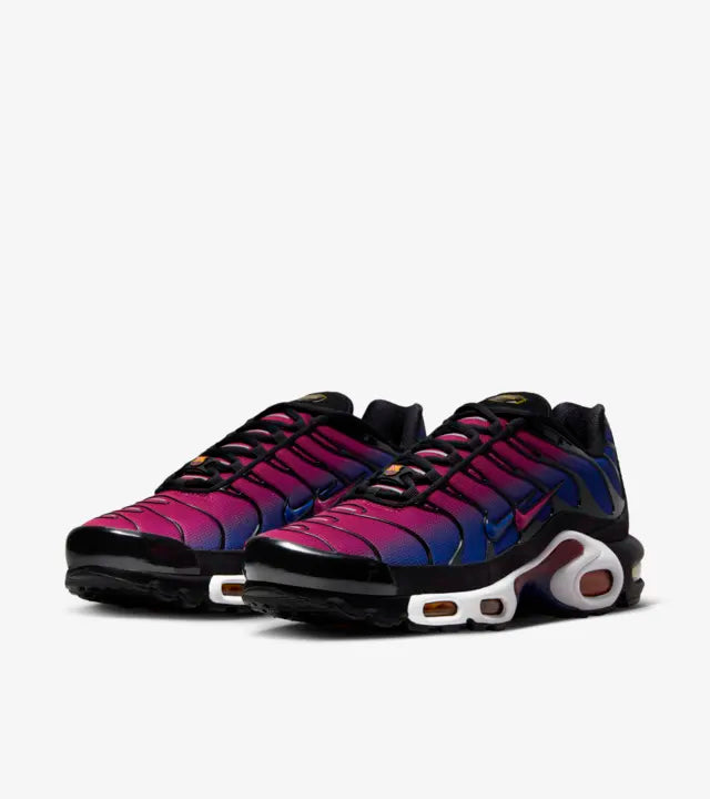 Scopri la grinta dei Culers del Món. Disegnata in collaborazione con Patta, questa Air Max Plus porta avanti la collaborazione di lunga data tra l'iconica etichetta visionaria di Amsterdam e l'FC Barcelona. Una morbida sfumatura in Deep Royal Blue e Noble Red ricopre la tomaia e il piatto suola nell'area mediale, per trasmetterti la passione per i blaugrana. Lo stemma del Barça impreziosisce le placchette in edizione speciale, mentre le punte dei lacci richiamano le strisce della Senyera. 