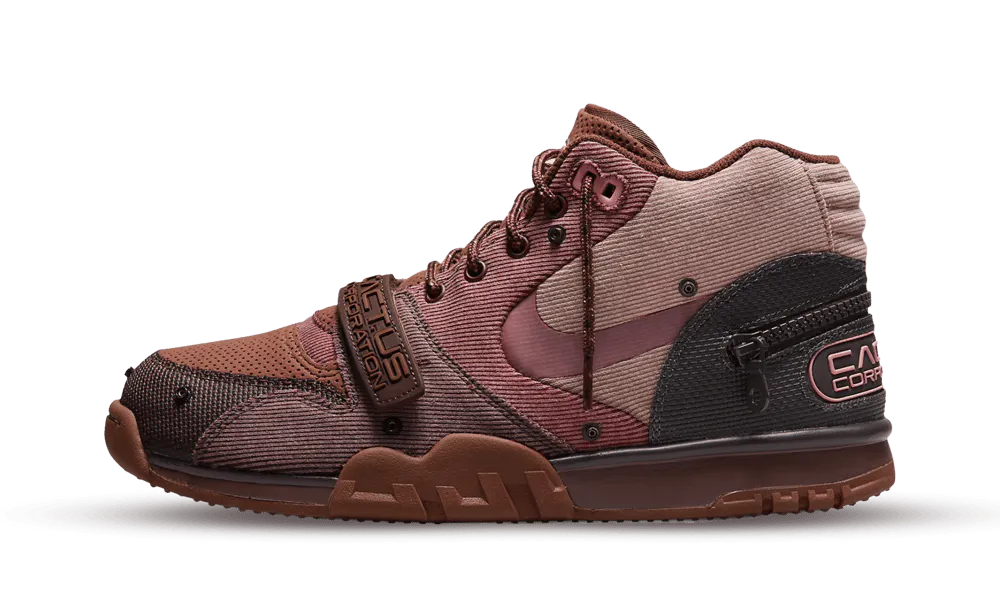 La Air Trainer 1 SP Travis Scott Wheat offrono una versione utilitaristica di una classica silhouette degli anni ’80. Il rapper di Houston sostituisce la tradizionale costruzione in pelle della scarpa con una struttura in tessuto con finitura color acqua pallido. Il marchio Cactus Corporation appare sul cinturino regolabile nell’area mediale e sul rivestimento in gomma del tallone, caratterizzato da una tasca nascosta con chiusura a cern