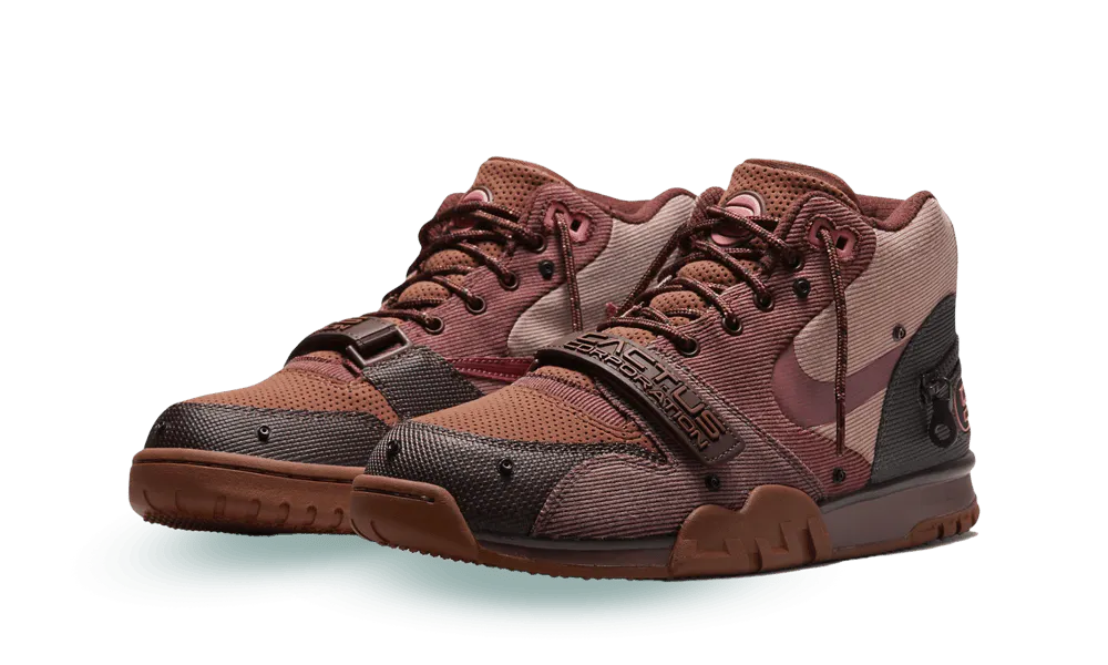 La Air Trainer 1 SP Travis Scott Wheat offrono una versione utilitaristica di una classica silhouette degli anni ’80. Il rapper di Houston sostituisce la tradizionale costruzione in pelle della scarpa con una struttura in tessuto con finitura color acqua pallido. Il marchio Cactus Corporation appare sul cinturino regolabile nell’area mediale e sul rivestimento in gomma del tallone, caratterizzato da una tasca nascosta con chiusura a cern