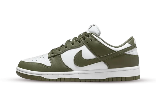 La Nike Dunk Low Medium Olive è caratterizzata da una base in pelle bianca liscia arricchita da sovrapposizioni in pelle verde oliva sul parafango, sugli occhielli, sul pannello laterale e sullo Swoosh. La coppia adotta un blocco di colori che rende il design molto efficace.