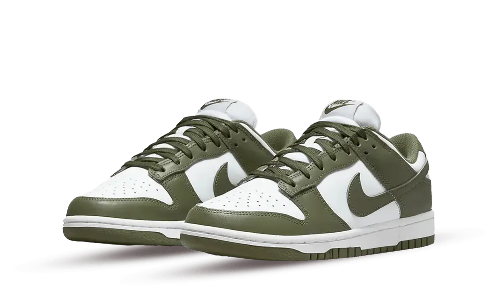 La Nike Dunk Low Medium Olive è caratterizzata da una base in pelle bianca liscia arricchita da sovrapposizioni in pelle verde oliva sul parafango, sugli occhielli, sul pannello laterale e sullo Swoosh. La coppia adotta un blocco di colori che rende il design molto efficace.