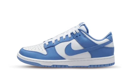 Le Nike Dunk Low 'Polar Blue' sono realizzate con una struttura interamente in pelle e linguette e fodera in mesh. Ha una base bianca con sovrapposizioni Polar Blue, Swoosh, fodera interna, marchio sulla linguetta e suola in gomma. Il marchio ricamato sui talloni e i loghi Nike sulle solette completano il design.