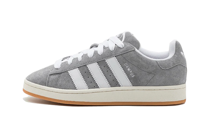 Adidas mette in evidenza una nuova silhouette ispirata agli Skate e agli anni 2000. L'Adidas Campus 00s Grey White presenta una base in pelle grigia, accompagnato da tre spesse strisce bianche sul pannello laterale.