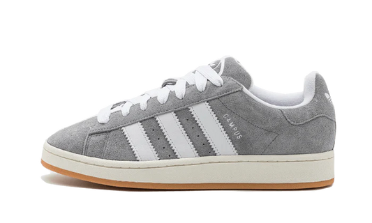 Adidas mette in evidenza una nuova silhouette ispirata agli Skate e agli anni 2000. L'Adidas Campus 00s Grey White presenta una base in pelle grigia, accompagnato da tre spesse strisce bianche sul pannello laterale.