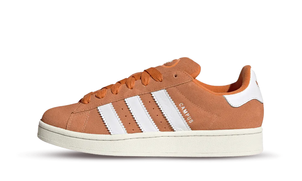 Adidas Campus 00s Amber Tint  Ispirate alle Campus 80s, queste adidas Campus 00s riscrivono una grande storia per la nuova generazione di pionieri. I nuovi colori e le proporzioni rinnovate donano un tocco contemporaneo alla sneaker, mentre le inconfondibili 3 strisce e la tomaia in suede premium rimangono fedeli all'iconico stile originale.