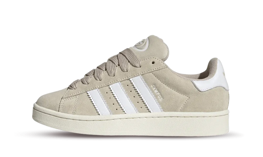 Le Adidas Campus 00s Wonder White  presentano una tomaia in pelle beige che conferisce un aspetto elegante e versatile alla scarpa. Le tre strisce bianche lungo il pannello laterale, tipiche del marchio Adidas, aggiungono un tocco di riconoscibilità e stile. La linguetta del tallone abbinata alle strisce contribuisce a completare il design. Un dettaglio distintivo di questo modello è la suola ingiallita, che conferisce un tocco vintage e retrò alla scarpa. Controlla le specifiche del prodotto su Adidas.