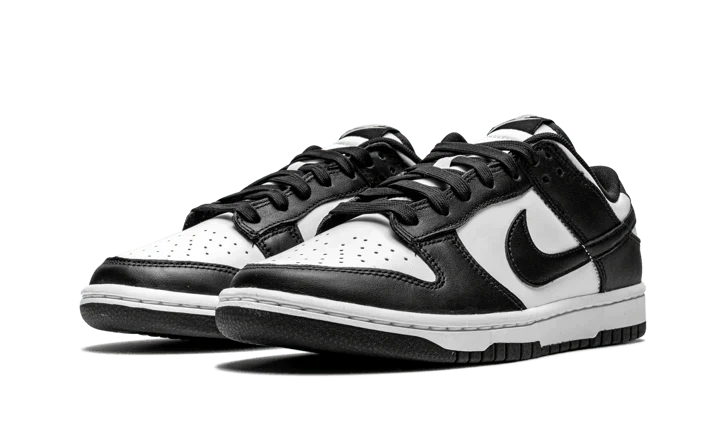 La Nike Dunk Low Panda Black White presenta una tomaia in pelle bianca con inserti in pelle nera per un contrasto netto. Il marchio NIKE è presente sulla linguetta e sulla suola. La combinazione di colori Black & White continua anche sulle suole della silhouette.