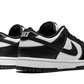 La Nike Dunk Low Panda Black White presenta una tomaia in pelle bianca con inserti in pelle nera per un contrasto netto. Il marchio NIKE è presente sulla linguetta e sulla suola. La combinazione di colori Black & White continua anche sulle suole della silhouette.