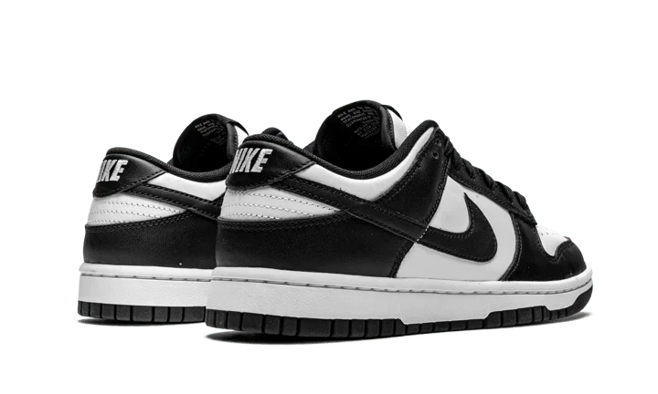 La Nike Dunk Low Panda Black White presenta una tomaia in pelle bianca con inserti in pelle nera per un contrasto netto. Il marchio NIKE è presente sulla linguetta e sulla suola. La combinazione di colori Black & White continua anche sulle suole della silhouette.