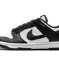 La Nike Dunk Low Panda Black White presenta una tomaia in pelle bianca con inserti in pelle nera per un contrasto netto. Il marchio NIKE è presente sulla linguetta e sulla suola. La combinazione di colori Black & White continua anche sulle suole della silhouette.