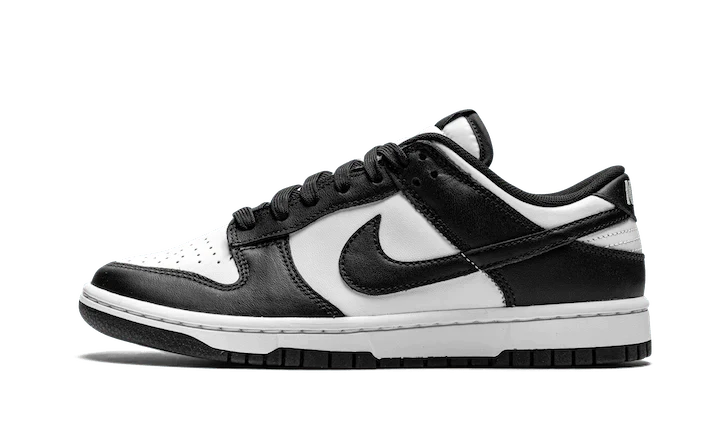 La Nike Dunk Low Panda Black White presenta una tomaia in pelle bianca con inserti in pelle nera per un contrasto netto. Il marchio NIKE è presente sulla linguetta e sulla suola. La combinazione di colori Black & White continua anche sulle suole della silhouette.