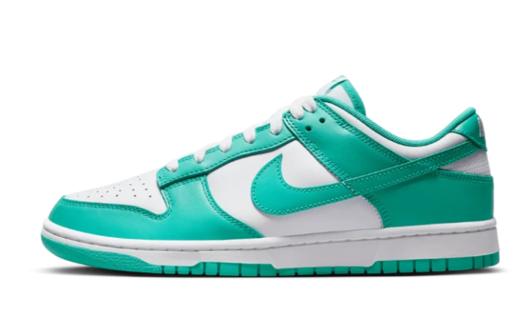 La Nike Dunk Low 'Clear Jade' è realizzata in pelle con linguetta e fodera in mesh. Presenta una base bianca con sovrapposizioni, Swooshes e suola in gomma in Clear Jade. La linguetta bianca, i lacci, il marchio ricamato sui talloni e l'intersuola completano il design.