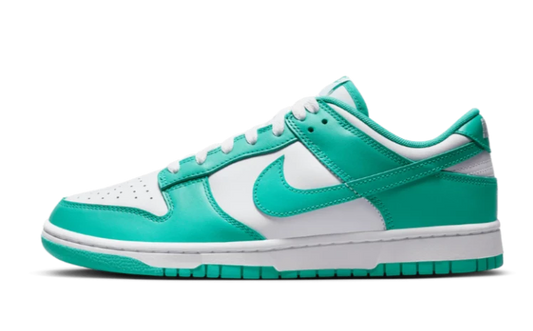 La Nike Dunk Low 'Clear Jade' è realizzata in pelle con linguetta e fodera in mesh. Presenta una base bianca con sovrapposizioni, Swooshes e suola in gomma in Clear Jade. La linguetta bianca, i lacci, il marchio ricamato sui talloni e l'intersuola completano il design.