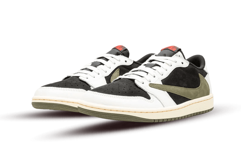 Air Jordan 1 Retro Low OG SP Travis Scott Olive - SNKRSELL SHOP - Jordan - SNKRSELL SHOP - La Air Jordan 1 Retro low OG SP Travis Scott Olive presenta una base in Suede nero premium. Sovrapposizioni di pelle bianca copre la parte superiore e d'accordo con i lacci. Sui pannelli troviamo il Swoosh invertito verde olive ricordando la suola. Sul lato dei marchi, il logo Air sul tallone mostra un'ombra rosso brillante. L'intero set si basa su a dispensa beige aspetto vintage. - DZ4137-106 -