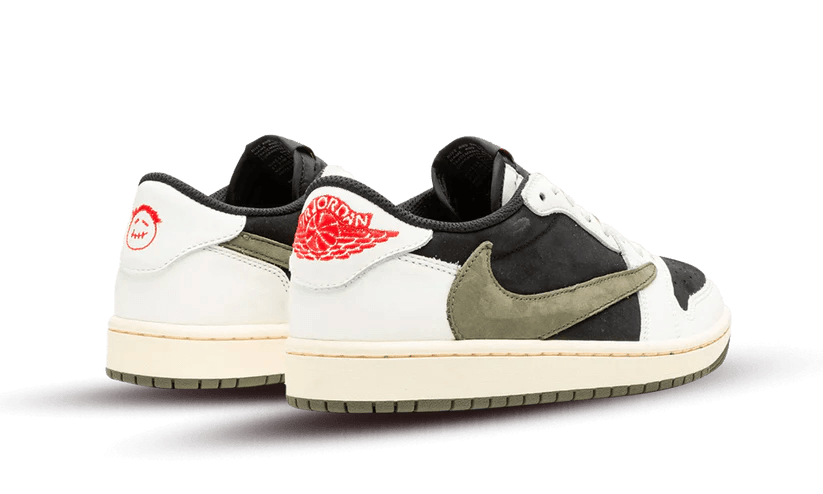 Air Jordan 1 Retro Low OG SP Travis Scott Olive - SNKRSELL SHOP - Jordan - SNKRSELL SHOP - La Air Jordan 1 Retro low OG SP Travis Scott Olive presenta una base in Suede nero premium. Sovrapposizioni di pelle bianca copre la parte superiore e d'accordo con i lacci. Sui pannelli troviamo il Swoosh invertito verde olive ricordando la suola. Sul lato dei marchi, il logo Air sul tallone mostra un'ombra rosso brillante. L'intero set si basa su a dispensa beige aspetto vintage. - DZ4137-106 -