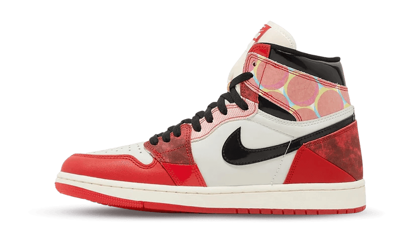 Air Jordan 1 High OG 'Spider-Man Across the Spider-Verse' - SNKRSELL SHOP - Jordan - SNKRSELL SHOP - La Nike Air Jordan1 High OG Spider Man è vestita con un blocco in stile Chicago di University Red, Black e White. Questo modello presenta vari toni titolari e forme geometriche che fanno cenno a Miles che viaggiano attraverso il Ragnoverso. Swoosh e collari in pelle verniciata nera su una suola semitrasparente rossa completano il design. - DV1753-601 -