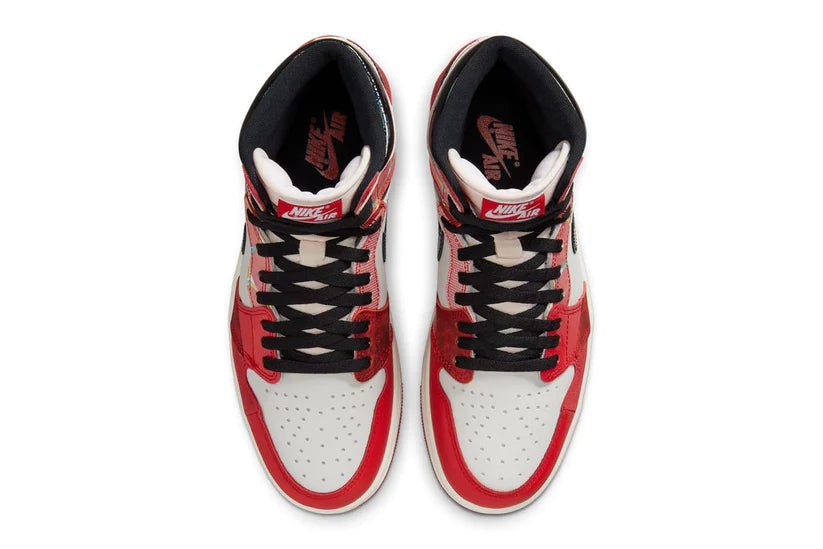 Air Jordan 1 High OG 'Spider-Man Across the Spider-Verse' - SNKRSELL SHOP - Jordan - SNKRSELL SHOP - La Nike Air Jordan1 High OG Spider Man è vestita con un blocco in stile Chicago di University Red, Black e White. Questo modello presenta vari toni titolari e forme geometriche che fanno cenno a Miles che viaggiano attraverso il Ragnoverso. Swoosh e collari in pelle verniciata nera su una suola semitrasparente rossa completano il design. - DV1753-601 -