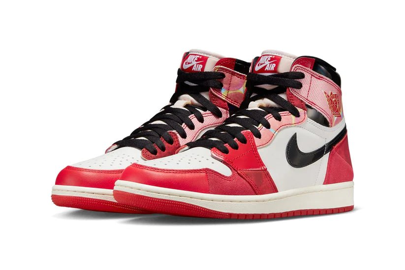 Air Jordan 1 High OG 'Spider-Man Across the Spider-Verse' - SNKRSELL SHOP - Jordan - SNKRSELL SHOP - La Nike Air Jordan1 High OG Spider Man è vestita con un blocco in stile Chicago di University Red, Black e White. Questo modello presenta vari toni titolari e forme geometriche che fanno cenno a Miles che viaggiano attraverso il Ragnoverso. Swoosh e collari in pelle verniciata nera su una suola semitrasparente rossa completano il design. - DV1753-601 -