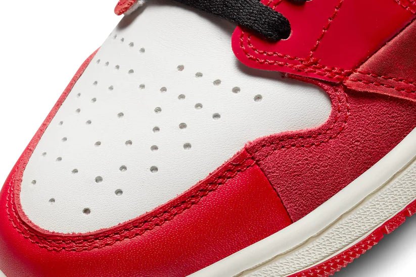 Air Jordan 1 High OG 'Spider-Man Across the Spider-Verse' - SNKRSELL SHOP - Jordan - SNKRSELL SHOP - La Nike Air Jordan1 High OG Spider Man è vestita con un blocco in stile Chicago di University Red, Black e White. Questo modello presenta vari toni titolari e forme geometriche che fanno cenno a Miles che viaggiano attraverso il Ragnoverso. Swoosh e collari in pelle verniciata nera su una suola semitrasparente rossa completano il design. - DV1753-601 -