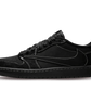 Air Jordan 1 Low SP Travis Scott Black Phantom - SNKRSELL SHOP - Jordan - SNKRSELL SHOP - La Air Jordan 1 Low SP Travis Scott Black Phantom presenta una tomaia in pelle scamosciata premium nera con cuciture bianche. In linea con la collaborazione, lo Swoosh rovesciato è presente sul pannello laterale, mentre un'ape ricamata fa la sua comparsa sul tallone. Un cenno a Stormi, la figlia del rapper. Il discreto logo Cactus Jack rosso sulla linguetta dà il tocco finale al modello. - DM7866-001 -