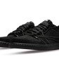 Air Jordan 1 Low SP Travis Scott Black Phantom - SNKRSELL SHOP - Jordan - SNKRSELL SHOP - La Air Jordan 1 Low SP Travis Scott Black Phantom presenta una tomaia in pelle scamosciata premium nera con cuciture bianche. In linea con la collaborazione, lo Swoosh rovesciato è presente sul pannello laterale, mentre un'ape ricamata fa la sua comparsa sul tallone. Un cenno a Stormi, la figlia del rapper. Il discreto logo Cactus Jack rosso sulla linguetta dà il tocco finale al modello. - DM7866-001 -