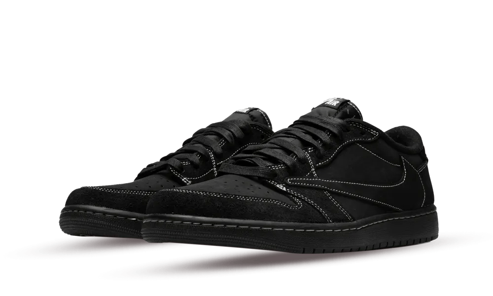 Air Jordan 1 Low SP Travis Scott Black Phantom - SNKRSELL SHOP - Jordan - SNKRSELL SHOP - La Air Jordan 1 Low SP Travis Scott Black Phantom presenta una tomaia in pelle scamosciata premium nera con cuciture bianche. In linea con la collaborazione, lo Swoosh rovesciato è presente sul pannello laterale, mentre un'ape ricamata fa la sua comparsa sul tallone. Un cenno a Stormi, la figlia del rapper. Il discreto logo Cactus Jack rosso sulla linguetta dà il tocco finale al modello. - DM7866-001 -