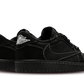 Air Jordan 1 Low SP Travis Scott Black Phantom - SNKRSELL SHOP - Jordan - SNKRSELL SHOP - La Air Jordan 1 Low SP Travis Scott Black Phantom presenta una tomaia in pelle scamosciata premium nera con cuciture bianche. In linea con la collaborazione, lo Swoosh rovesciato è presente sul pannello laterale, mentre un'ape ricamata fa la sua comparsa sul tallone. Un cenno a Stormi, la figlia del rapper. Il discreto logo Cactus Jack rosso sulla linguetta dà il tocco finale al modello. - DM7866-001 -